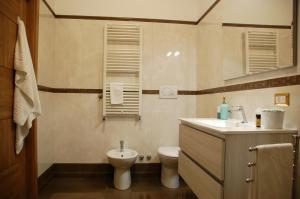 特拉尼DIMORE DEL SUD City Center的一间带卫生间和水槽的浴室