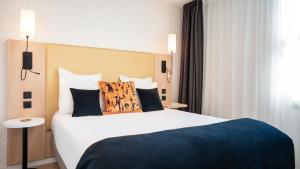 塞里斯塞祖尔阿菲尔塞利左岸酒店的一间卧室配有一张带蓝色毯子的大床