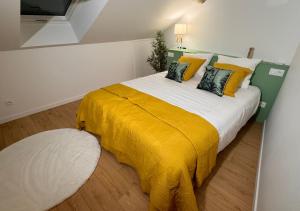 贝桑松Au Duplex d'Or Centre Historique的一间卧室配有一张带黄色毯子的大床