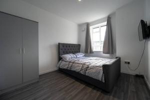 伦敦Stunning apartment in Dulwich的一间卧室设有一张床和一个窗口