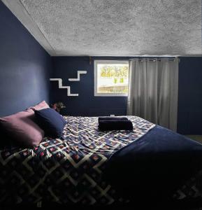 克萨尔特南戈Casa Espaciosa的蓝色客房中一间带床的卧室