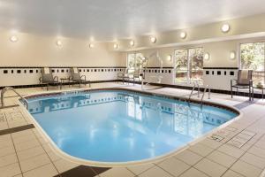 莫米托莱多茂美费尔菲尔德酒店 - 万豪集团旗下酒店的酒店客房内设有一个大型室内游泳池,配有桌椅