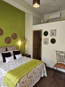 巴耶德布拉沃卡萨切洛公寓的一间卧室设有一张大床和绿色的墙壁