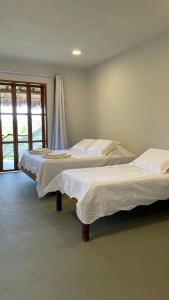 日若卡-迪热里科阿科阿拉Casa B&B的带窗户的客房内的两张床