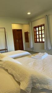 日若卡-迪热里科阿科阿拉Casa B&B的一间卧室设有三张床和窗户。