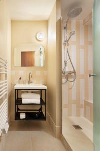 里尔Edgar Suites Lille - Faidherbe的一间带水槽和淋浴的浴室