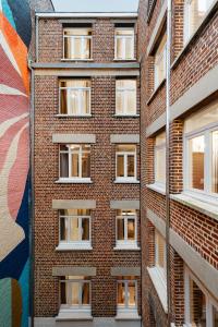 里尔Edgar Suites Lille - Faidherbe的一面有壁画的砖砌建筑