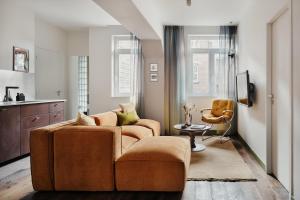 里尔Edgar Suites Lille - Faidherbe的客厅配有沙发和椅子