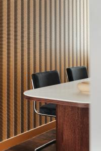 里尔Edgar Suites Lille - Faidherbe的一间会议室,配有两把椅子和一张桌子