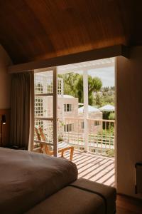 阿雷基帕La Posada del Puente的一间卧室设有一张床,享有阳台的景色