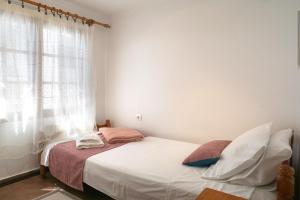 ÁvdhiraAvdira Seaside House的一间卧室设有一张床和一个窗口