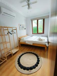 萨潘贾Ihlamur Konağı的一间卧室设有床、窗户和地毯。