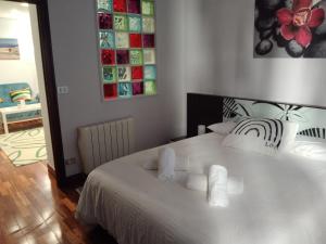 贝梅奥Apartamento Etxe Morea, Casco Histórico的卧室配有白色床和毛巾