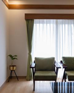 希莫加Malnad Shire Eco Resort的带沙发和窗户的客厅
