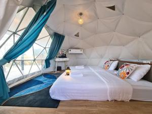 湄宏颂WC Coffee&ไร่หวานซึ้ง的帐篷内一间卧室,配有一张大床
