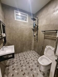 湄宏颂WC Coffee&ไร่หวานซึ้ง的一间带卫生间和水槽的浴室