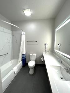 Paw PawBaymont by Wyndham Paw Paw的浴室配有卫生间、浴缸和水槽。