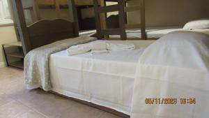 里约热内卢Casa das Luzes Hostel IVN的床上有两条白色毛巾