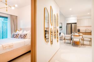 迪拜BURJ ROYAL-Luxurious 2 Bedrooms -DOWNTOWN-Burj & Fountain View的一间卧室设有一张床和一间用餐室