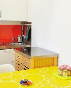 伦敦London SW Holiday Apartment - Free parking的厨房配有一张黄色的桌子