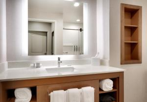 范尔Residence Inn by Marriott Vail的浴室配有盥洗盆、镜子和毛巾