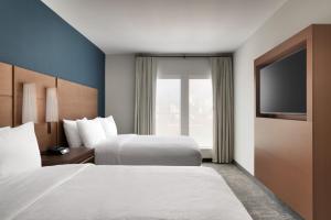 范尔Residence Inn by Marriott Vail的酒店客房设有两张床和一台平面电视。