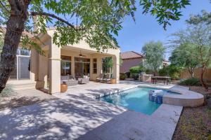 凤凰城Spacious North Phoenix Oasis with Pool and Patio!的庭院中带游泳池的房子