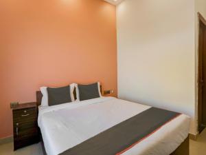 勒克瑙North Hotel & Lawn的一间卧室配有一张大床和一个木制橱柜