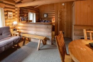 比格福克Experience Montana Cabins - Bear's Den #4的客厅配有沙发和桌子