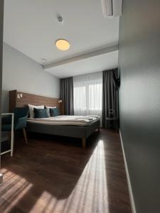 维尔纽斯Stay Vilnius Hotel的一间卧室设有一张床和一个窗口