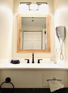AlfredSaxon Inn的一间带水槽和镜子的浴室