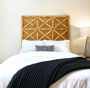 AlfredSaxon Inn的卧室配有白色的床和木制床头板