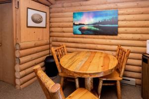 比格福克Experience Montana Cabins - Birdsong #2的一间带木桌和椅子的用餐室
