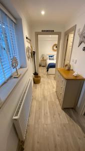 圣艾夫斯ABOVE ST IVES PORTHMINSTER BEACH - "St James Rest" is a REFURBISHED & SUPER STYLISH PRIVATE APARTMENT - King Bedroom with Ensuite, Family Bathroom, Double Bunk Cabin & Sofabed LoungeKitchenDiner - 2 mins walk Main Car Park & Station的客房设有带床和白色散热器的卧室。