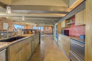 克利夫兰1600 KCM Penthouse Apartment的一个带木制橱柜和不锈钢用具的大厨房