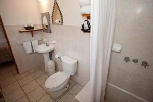 阿吉吉克卡萨布兰卡酒店的一间带卫生间和水槽的浴室