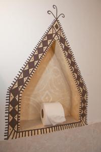 阿吉吉克卡萨布兰卡酒店的三角形卫生纸架,带卫生纸卷