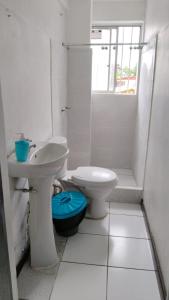奇廉Hostal Donde Gabriel的白色的浴室设有卫生间和水槽。