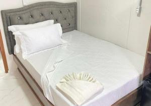 佩尼亚Pousada São Miguel Beach Beira Mar的一张带白色床单和白色枕头的床