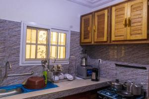 BueaE&T Resorts的带水槽的厨房台面和窗户