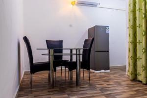 BueaE&T Resorts的带冰箱的客房内的桌椅