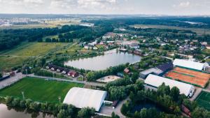PodgortsyOlympic Sport的河流旁城镇的空中景观