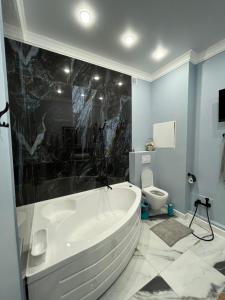 阿克托比Рахат апарт的一间带大浴缸和卫生间的浴室