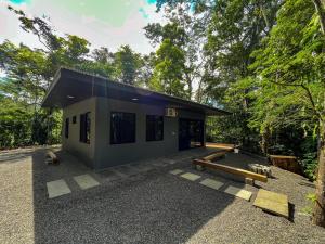 Quebrada GanadoSelva Pacific Mountain Beach retreat的森林中间的小房子