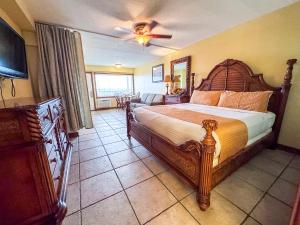 威尔伍德克拉斯特水族海滩酒店 的一间卧室配有一张大床和吊扇
