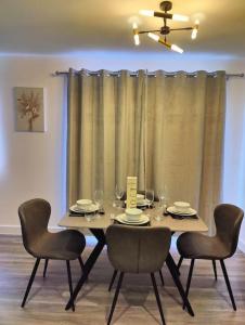 Laindon2 bedroom en-suite apartment in Basildon, Essex (Enjoy the simple things in life)的用餐室设有桌椅和用餐室