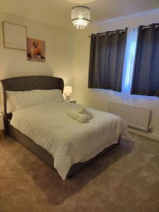 Laindon2 bedroom en-suite apartment in Basildon, Essex (Enjoy the simple things in life)的一间卧室,卧室内配有一张大床