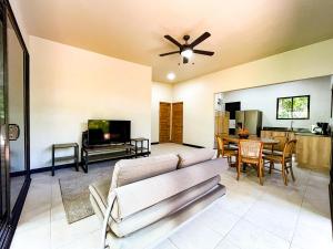 Quebrada GanadoSelva Pacific Mountain Beach retreat的带沙发的客厅和用餐室