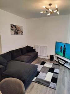 Laindon2 bedroom en-suite apartment in Basildon, Essex (Enjoy the simple things in life)的带沙发和平面电视的客厅