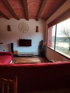 卡斯特里尔Casa Rural Miravella的带沙发和大窗户的客厅